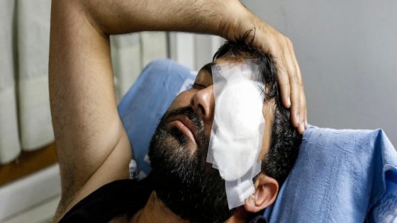 الصحفي معاذ عمارنة يخضع لعملية عقب اصابته برصاص الإحتلال