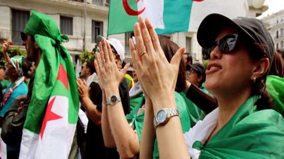 "تحيا الجزائر".. مظاهرات حاشدة في ذكرى الاستقلال تطالب برحيل النظام