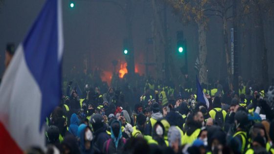 فرنسا تدرس إعلان حالة الطوارئ لمواجهة "السترات الصفراء"