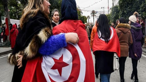 على خُطا فرنسا.. تونسيون يطلقون حملة "السترات الحمراء"