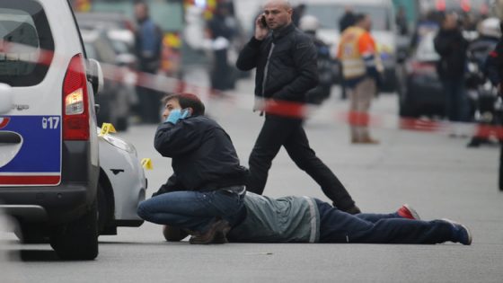 الكشف عن احتجاز رهينة في هجوم باريس