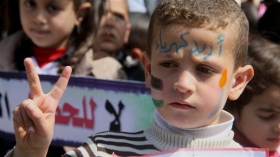 أطفال غزة يتظاهرون للمطالبة برفع الحصار الإسرائيلي