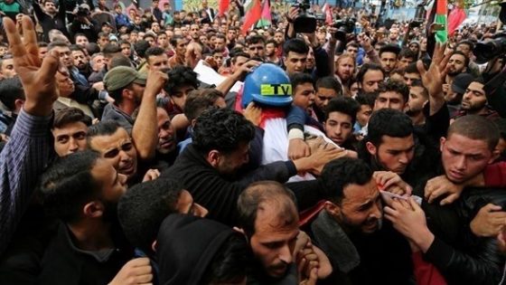 غزة: آلاف الفلسطينيين يشيعون صحافياً استشهد برصاص الاحتلال