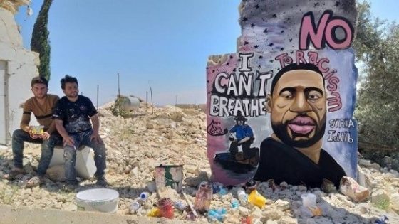فنان جرافيتي سوري يرسم لوحة جدارية في إدلب تضامناً مع المواطن الأمريكي جورج فلويد