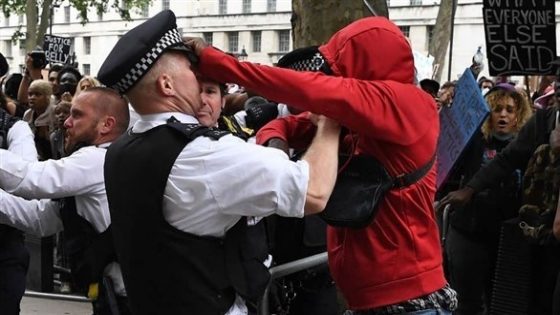 إصابة 14 شرطياً في احتجاجات مناهضة للعنصرية في لندن