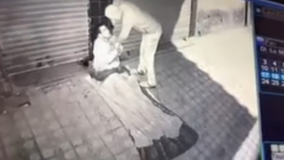فيديو يوثق لشخص يعتدي على متشرد بواسطة سكين يهز الفايسبوك