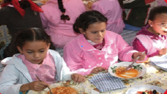 نقابيّون يطالبون أمزازي بفتح تحقيق في عملية توزيع دقيق فاسد على مطاعم مدرسية