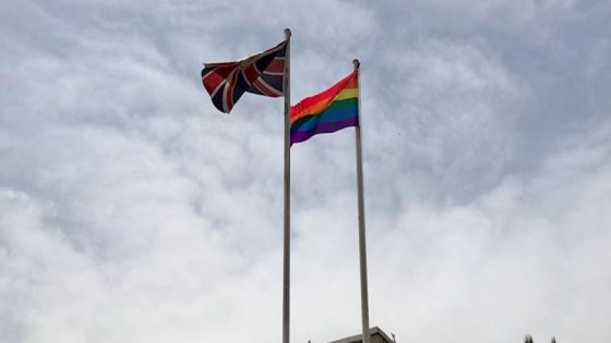 هكذا رد الجزائريون على رفع علم المثليين فوق سفارة بريطانيا