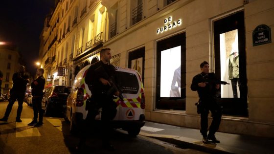 قتيلان وجرحى في هجوم بسكين وسط باريس