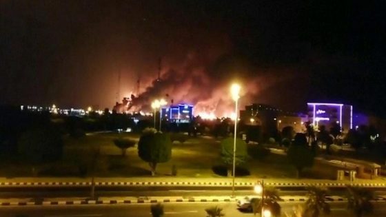 أول فيديو يوثق لحظة قصف منشآت أرامكو شرقي السعودية