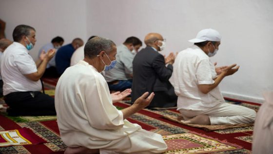 بعد غلق المساجد بسبب كورونا…المغرب يسمح بأداء أول صلاة جمعة