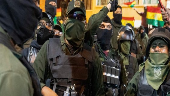 بوليفيا.. الشرطة تتمرد والرئيس يعتبرها "انقلاباً"
