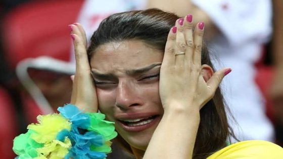 شاهد دموع وألم وحسرة البرازيليين بعد ضياع حلم المونديال