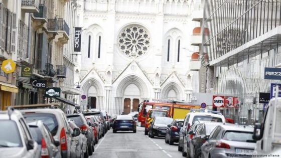 3 قتلى بهجوم طعن قرب كنيسة في نيس الفرنسية وقطع رأس امرأة