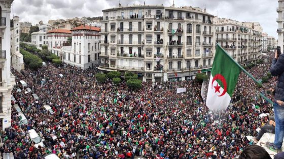 الجزائريون يتحدون ظروف الصيام في الجمعة الـ12 للحراك