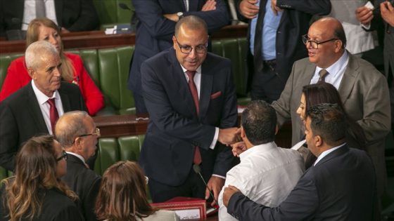 البرلمان التونسي يمنح الثقة لحكومة المشيشي عقب جلسة مطوّلة