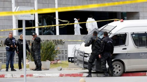 مقتل انتحاريين وضابط شرطة بتفجير قرب السفارة الأمريكية في تونس