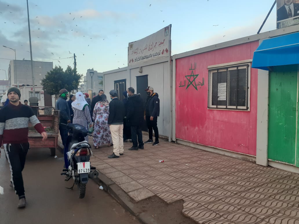 الدارالبيضاء .. امرأة تلد فجأة في الشارع وسط ذهول المارة