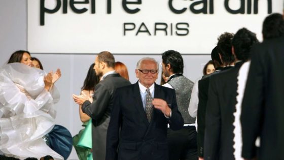وفاة مصمم الأزياء الفرنسي بيير كاردان