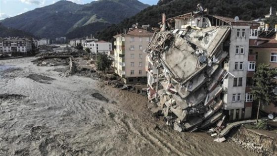 الفيضانات تودي بحياة 40 شخصاً شمال تركيا