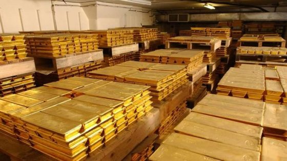 huGO-BildID: 9560922
Gold bars stored in the HSBC vaults in London are seen November 16, 2007. Twice a day, representatives of five banks pick up the phone to trade physical gold and arrive at the London "fixing" price, which then becomes a benchmark for gold around the world. To match feature GOLD-FIXING/ REUTERS/World Gold Trust Services/Handout (BRITAIN). EDITORIAL USE ONLY. NOT FOR SALE FOR MARKETING OR ADVERTISING CAMPAIGNS. NO ARCHIVES. NO SALES.