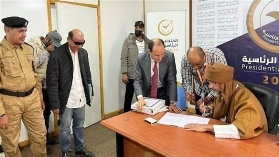 القذافي أثناء تسجيل ترشحه للانتخابات الرئاسية في ليبيا (رويترز) 