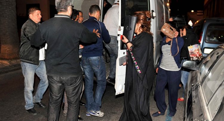 مداهمة مقهى للشيشا بالدارالبيضاء وتوقيف 25 شخصا ضمنهم النادلة