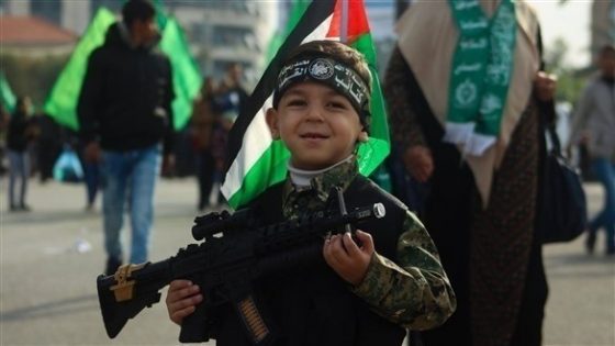 صحافي إسرائيلي يقترح خطف أطفال قادة حماس لتبادل الرهائن