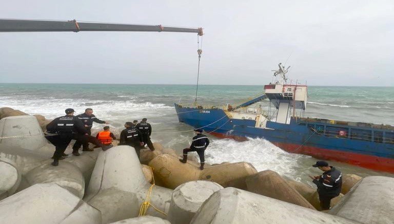 جنوح سفينة تجارية بشاطئ المضيق وجهود لإنقاذ طاقمها