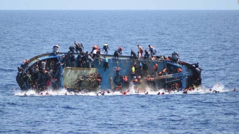 لحظة غرق سفينة مهاجرين