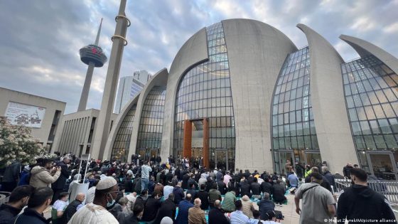 المسلمون في ألمانيا يؤدون صلاة عيد الفطر المبارك