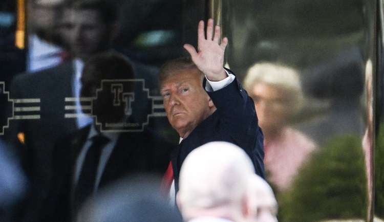 Former US president Donald Trump arrives at Trump Tower in New York on April 3, 2023. - Trump arrived Monday in New York where he will surrender to unprecedented criminal charges, taking America into uncharted and potentially volatile territory as he seeks to regain the presidency. The 76-year-old Republican, the first US president ever to be criminally indicted, will be formally charged Tuesday over hush money paid to a porn star during the 2016 election campaign. (Photo by ANDREW CABALLERO-REYNOLDS / AFP)
