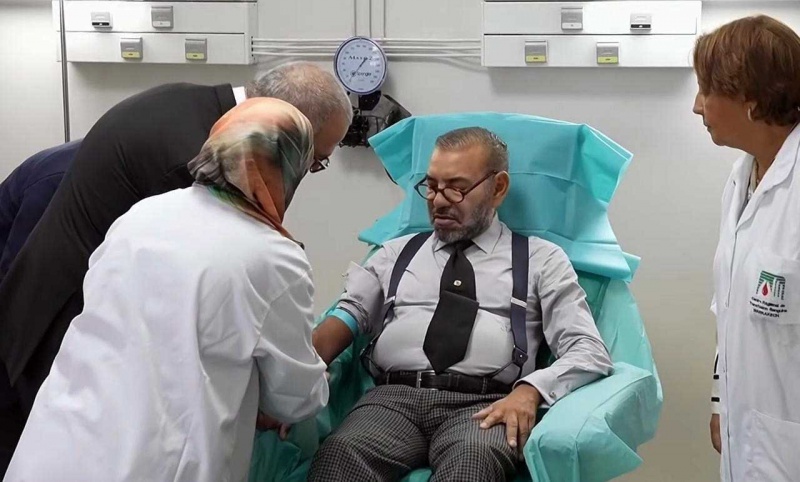 الملك يتفقد المصابين ويتبرع بالدم في مراكش