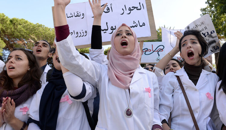 الأطباء الداخليون يخوضون إضرابا انذاريا احتجاجا على تجاهل الحكومة لمطالبهم