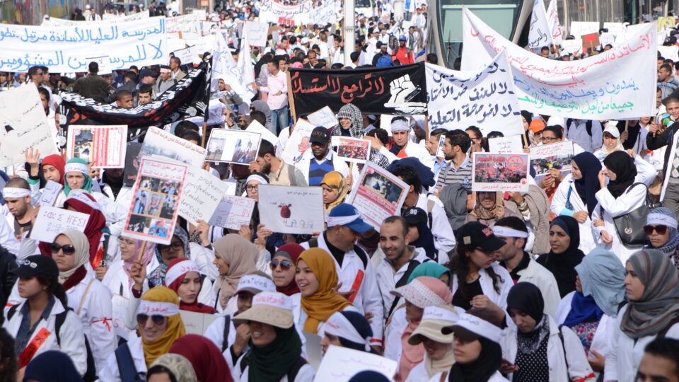 نقابات تعليمية تنتقد تعثر الحكومة في تنفيذ الالتزامات وتلوّح بالتصعيد