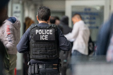 أمريكا ترحّل 500 مغربي من أراضيها في “أكبر عملية ترحيل” في التاريخ الأمريكي
