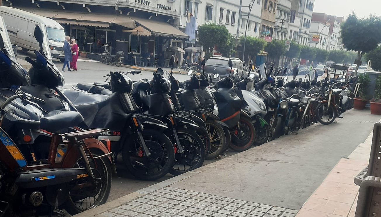 استفحال ظاهرة ركن الدراجات النارية بشارع 6 نونير بمنطقة سباتة