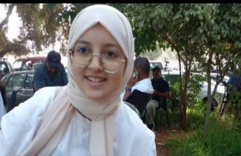 الطفلة ملاك الطاهري ووالدتها تعانقان الحرية