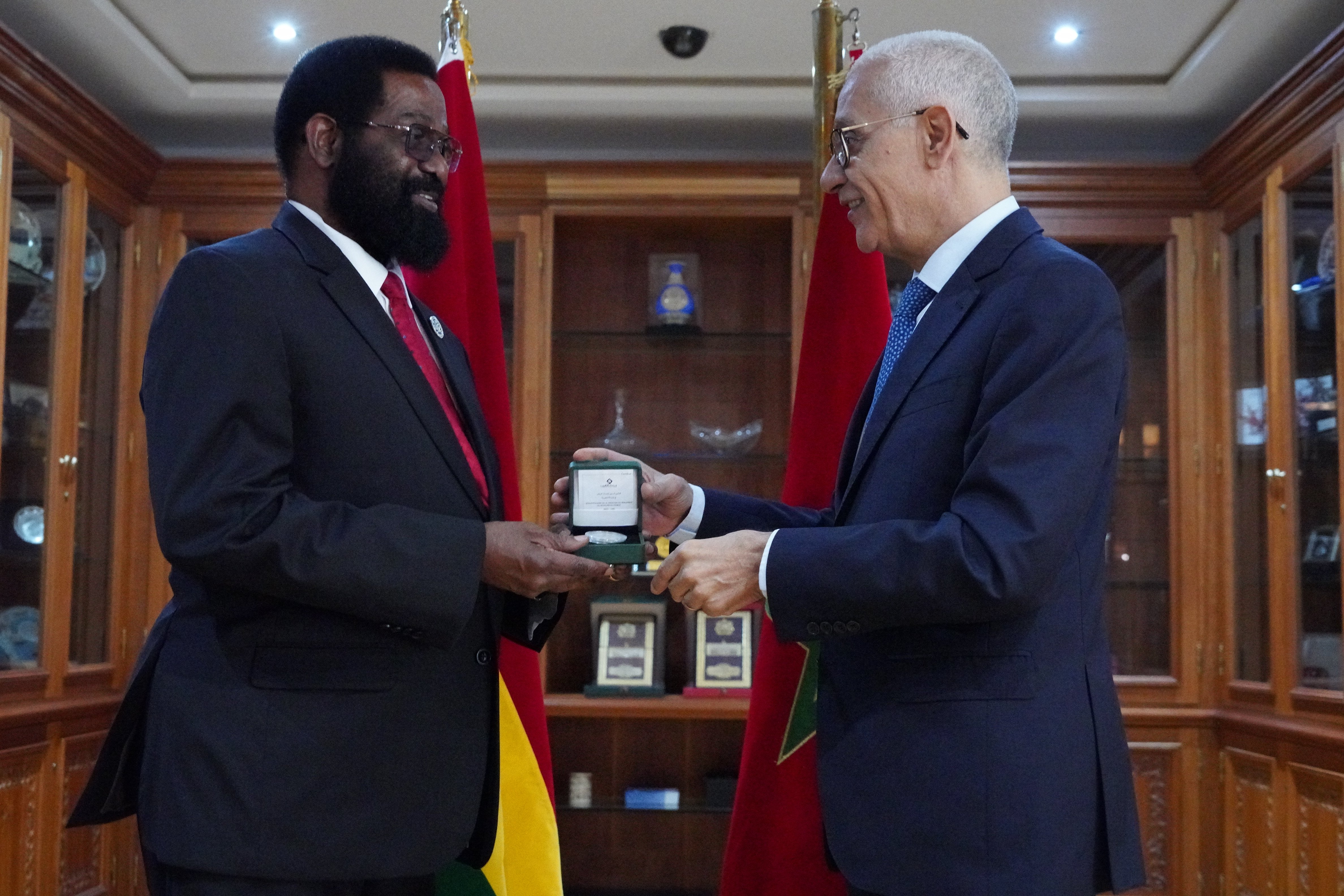 الطالبي العلمي يبحث تعزيز التعاون البرلماني مع وفد ببرلمان غانا