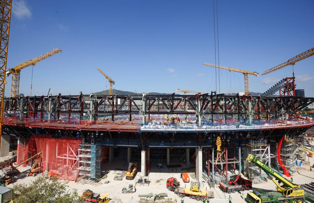 صحة برشلونة تفتح تحقيقاً عاجلاً بعد اكتشاف السل بين عمال الكامب نو