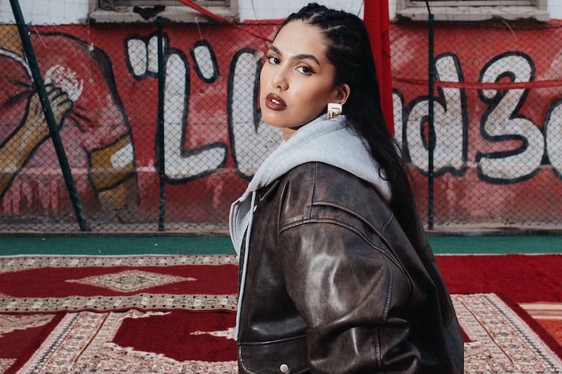 منال بنشليخة تعود بقوة: “كارطا حمرا” تمزج الراي بالفلامينكو وتتصدر المشهد الفني