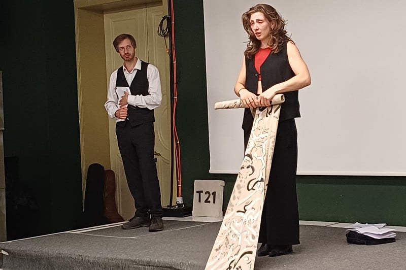 محمد نبيل يعود بـ«لكل قبره» في دوسلدورف: رحلة مسرحية عميقة في دهاليز الهوية والرحيل الأخير