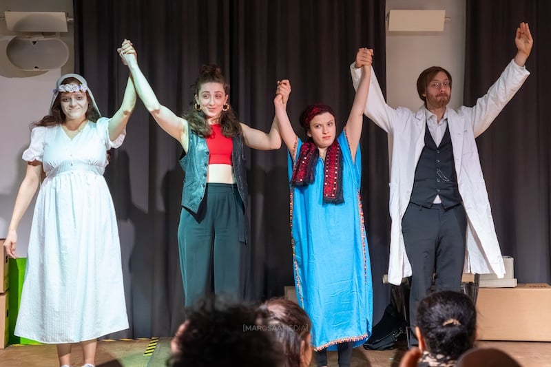 مسرحية ‘لكل قبره’ لمحمد نبيل: تفكيك صراع الهوية في زمن المنفى