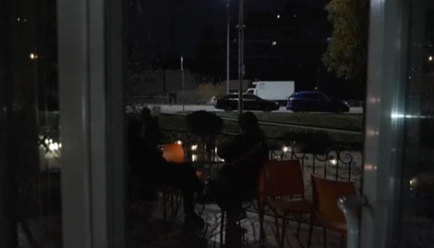 نور في الظلام: استكشاف عمق معاناة الأوكرانيين من انقطاع التيار الكهربائي وتحديات الصمود