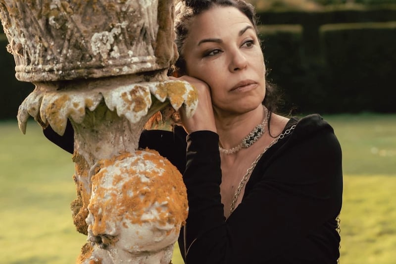 سمية أكعبون تتألق: العودة للكوميديا المغربية وانطلاقة عالمية عبر نتفليكس