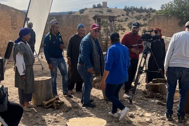 الثلوج تجمد كاميرات “حموشان وهلالة”: نظرة على تحديات الإنتاج الدرامي في ظل الظروف المناخية القاسية