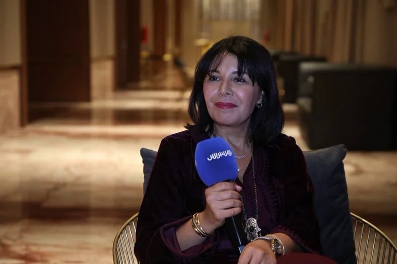 تألق جديد: منى فتو تعود للمسرح العالمي بـ’الدجاج بالزيتون’ بعد غياب ربع قرن