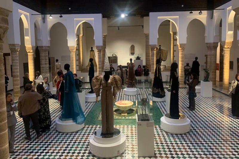 معرض “دالي ديالي”: حيث يلتقي القفطان المغربي بتوقيع سالفادور دالي السوريالي في الرباط