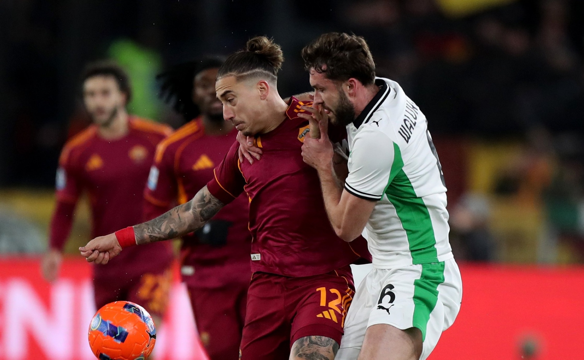 الذئاب تزأر: روما يصعد لوصافة الدوري الإيطالي بفوز ثمين على ساسولو