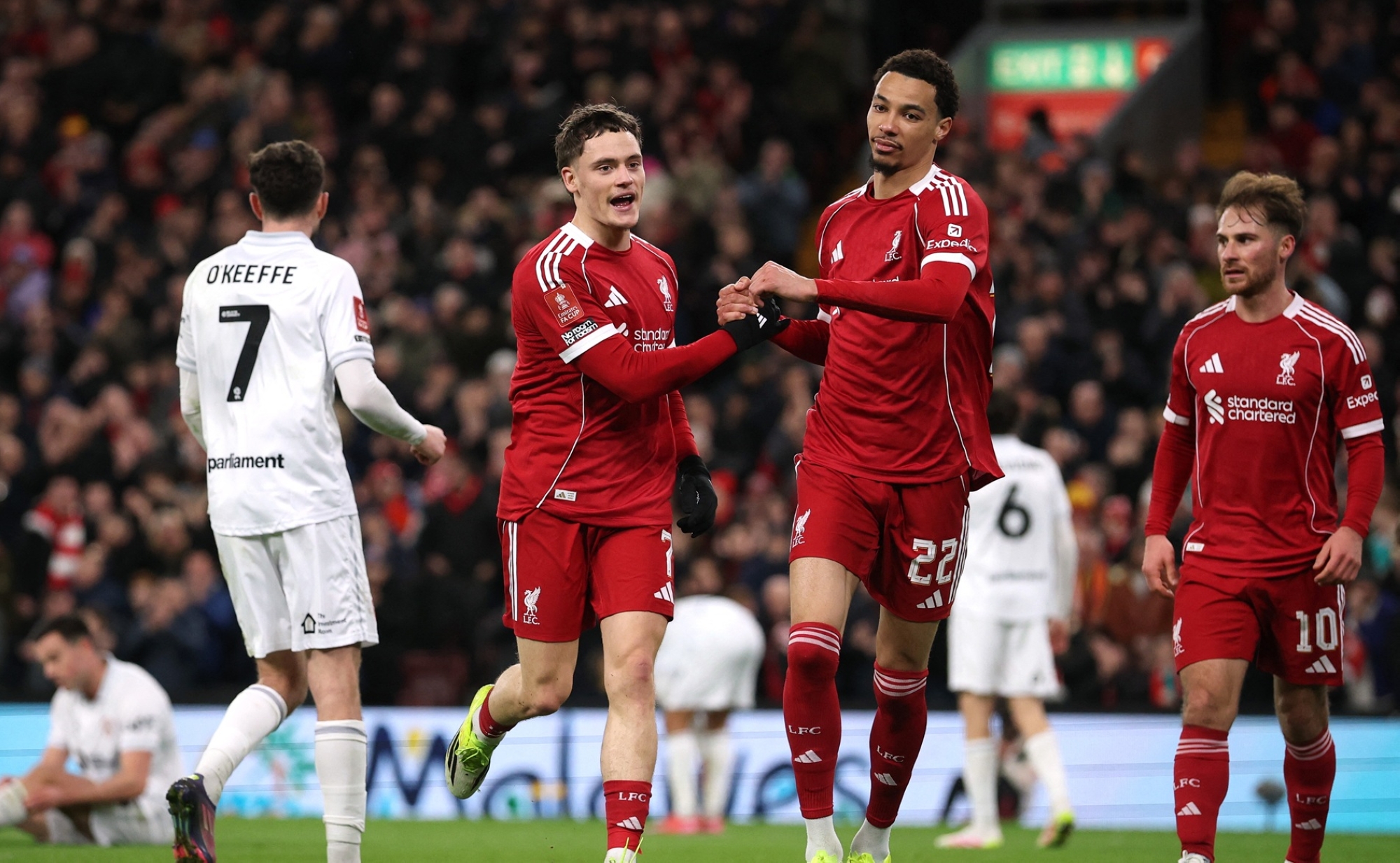 رباعية حاسمة: تأهل ليفربول بكأس الاتحاد الإنجليزي بثقة وتألق ضد بارنسلي